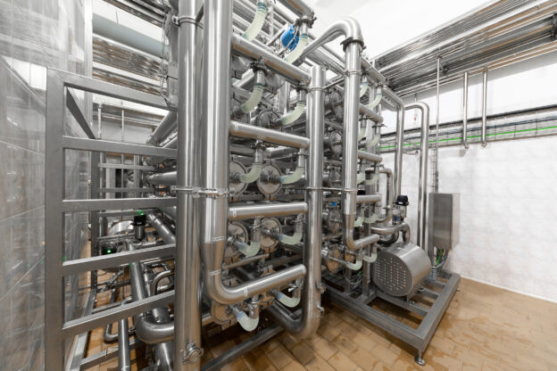 tubo de aço para caldeira em sistema industrial com tubulações inox interligadas