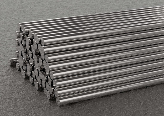 Barras de aço trefilado empilhadas, com acabamento uniforme e alta precisão dimensional, utilizadas em aplicações industriais e estruturais.